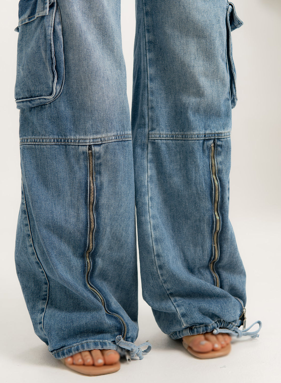 LOW RISE CARGO JEANS