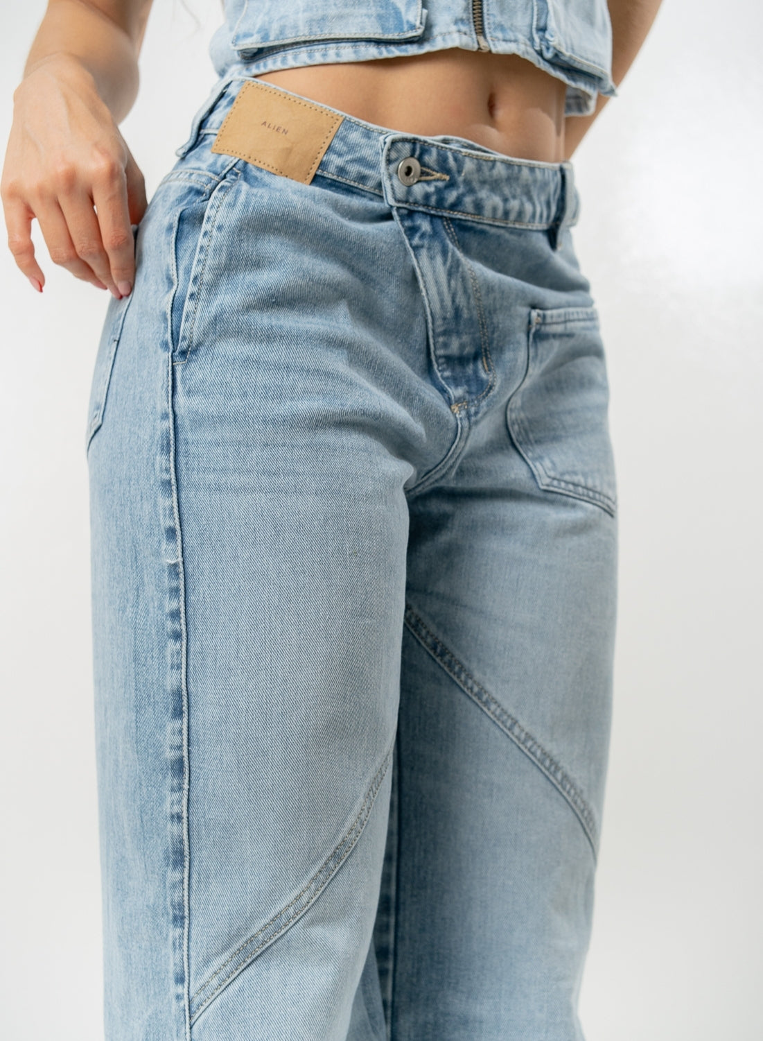 Women's Low Rise Barrel Jeans light blue