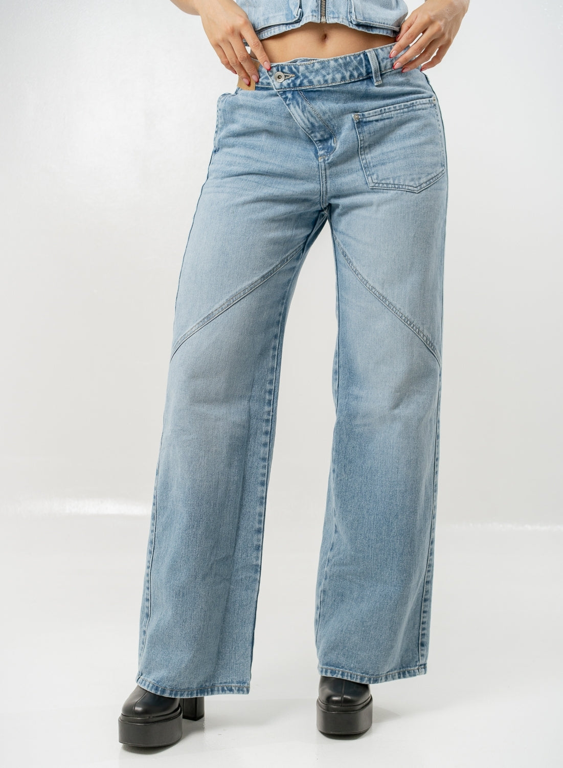 Women's Low Rise Barrel Jeans light blue