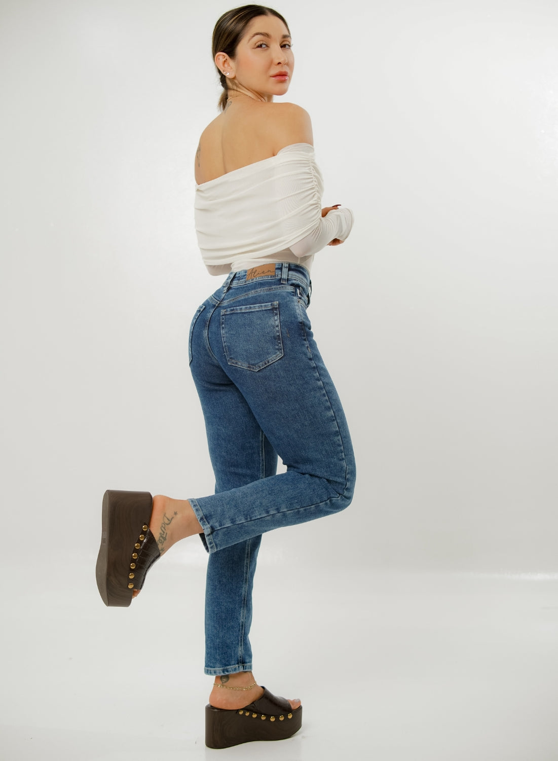 Women's Classic Mid Rise Mom Jeans