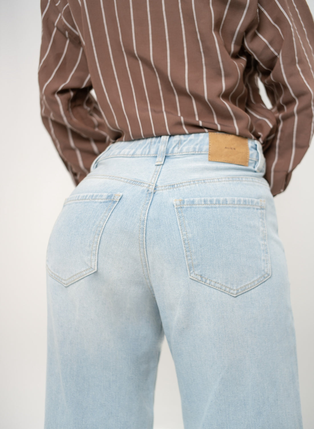 Women's Mid Rise Straight Jeans  LIGHT BUE ALIEN JEANS