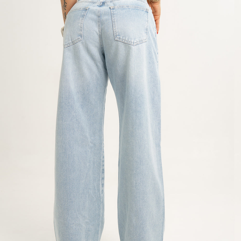 
                      
                        BALLOON JEANS
                      
                    