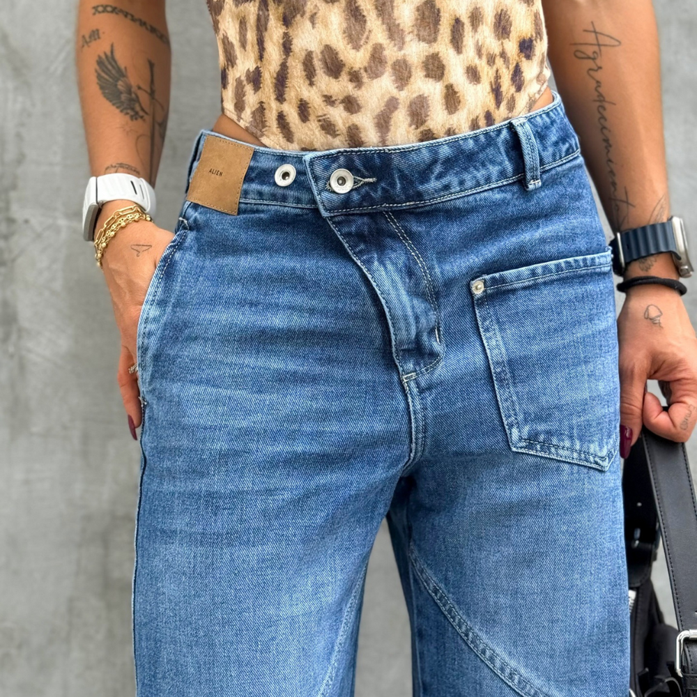 MID BLUE ALIEN BARREL JEANS