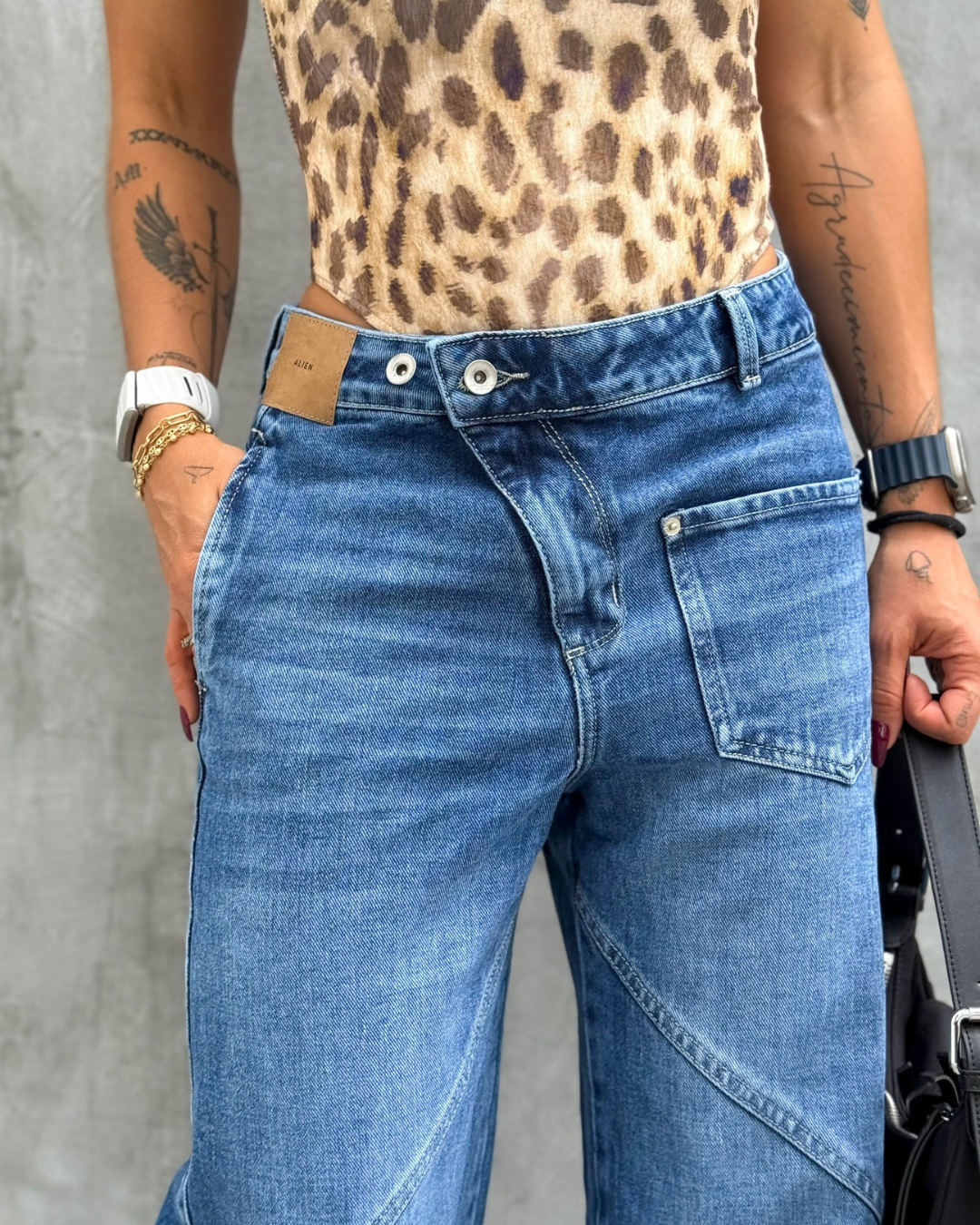 MID BLUE ALIEN BARREL JEANS