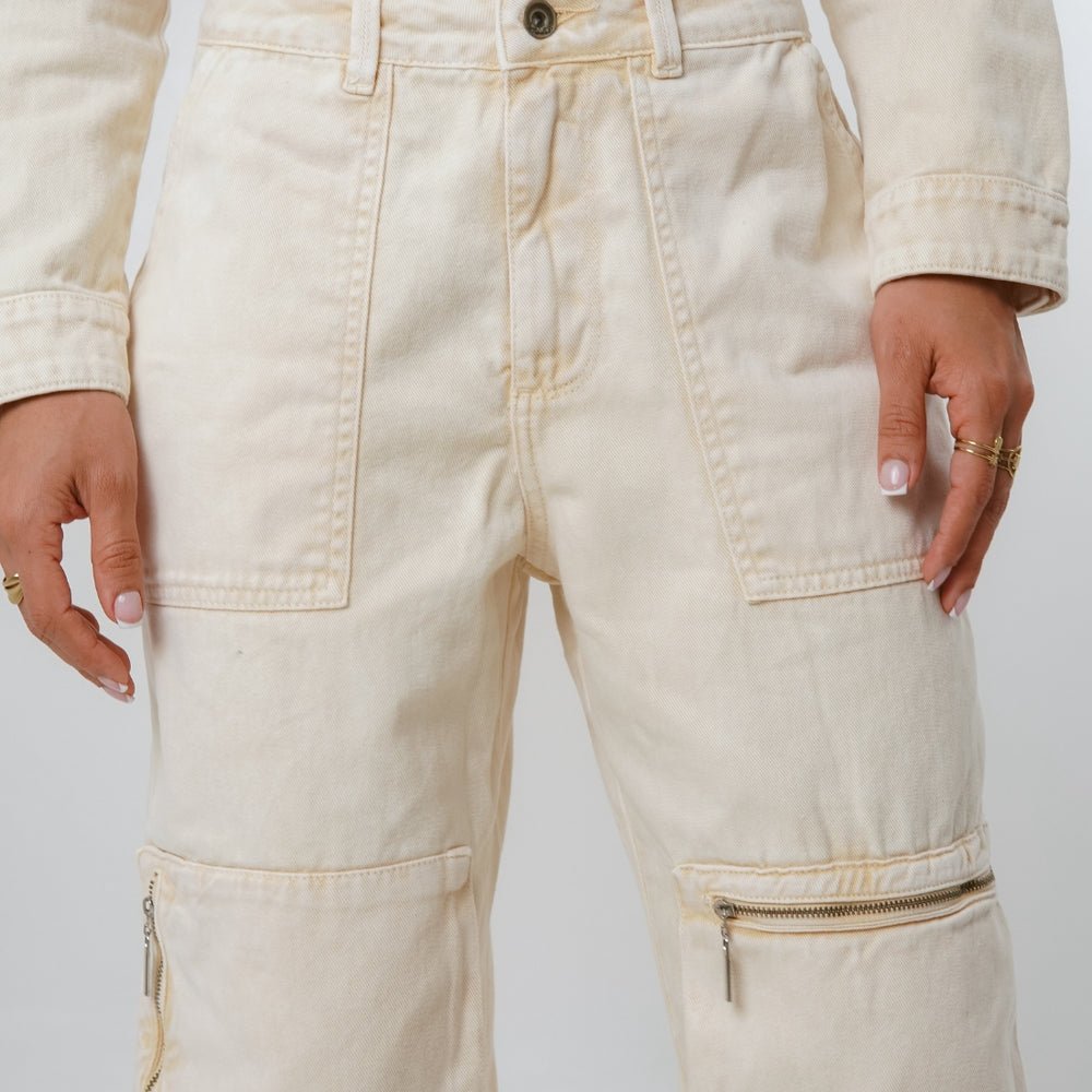 
                      
                        Women's Low Rise Cargo Alien Jeans
                      
                    
